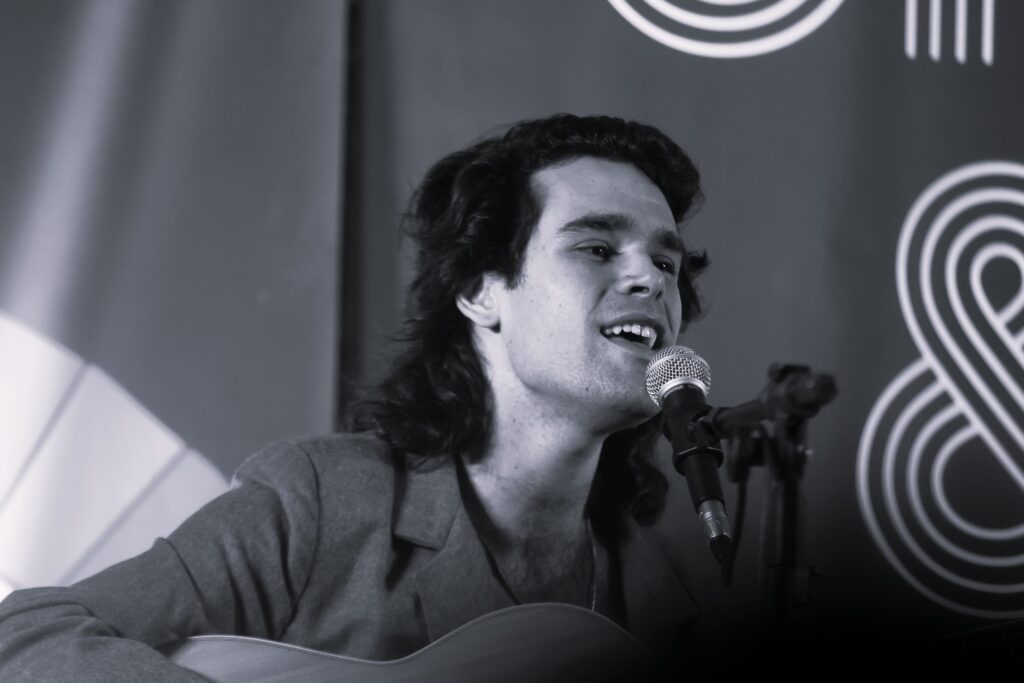 Zé Ibarra encerra a programação 2025 do Programa Sílabas e Sons