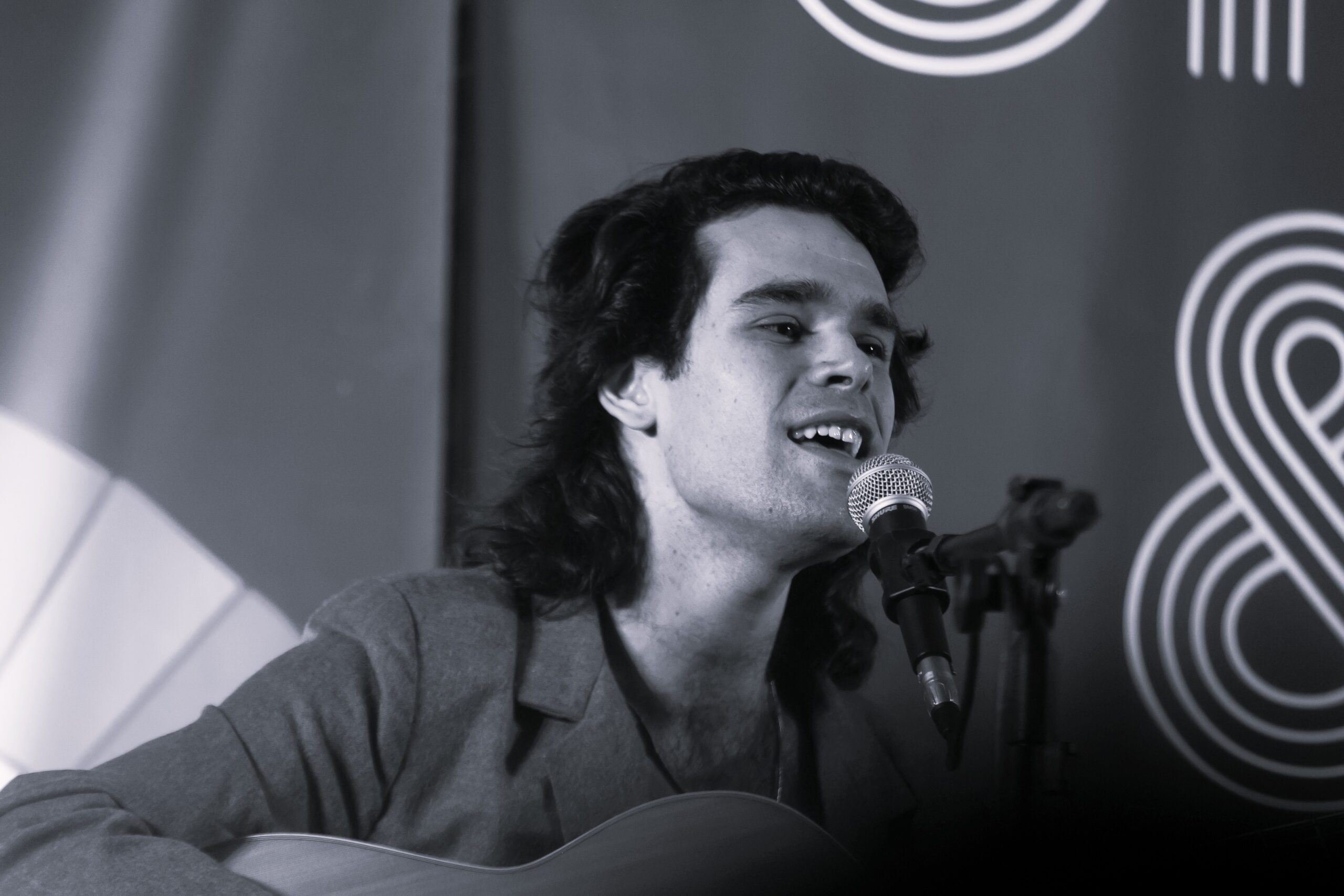 Zé Ibarra encerra a programação 2025 do Programa Sílabas e Sons